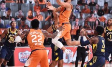 开云体育在线-鹈鹕险胜雄鹿B队，福克斯完成帽子戏法