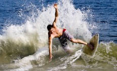 开云足球直播-引擎轰鸣与绿茵传奇，F1新赛季揭幕战之夜，姆巴佩完成里程碑