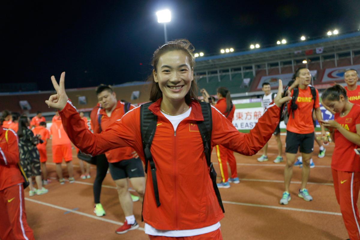 国家队运动员在赛场上全力拼搏，赢得掌声