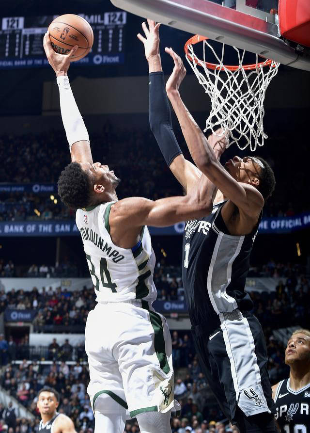 包含雄鹿队再胜马刺，字母哥称无惧对手挑战的词条