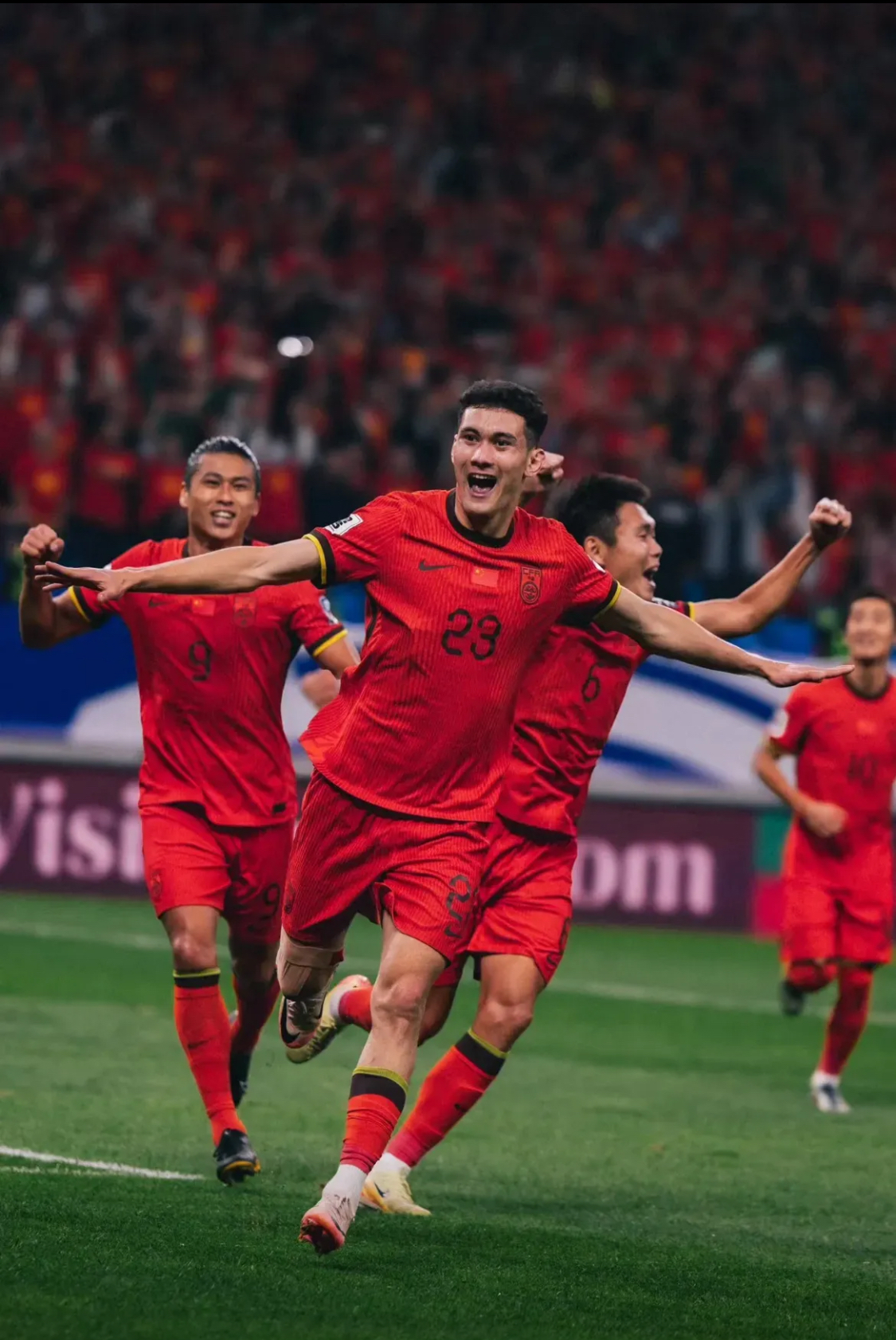 中国足球职业赛事全面开展，球队士气高昂追求胜利的简单介绍