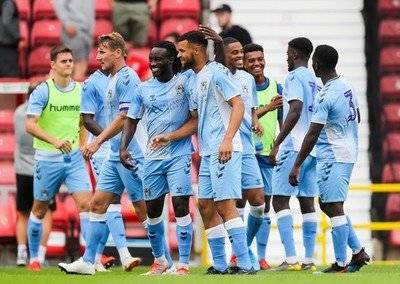 包含水晶宫主场战平考文垂，保级形势继续紧迫的词条