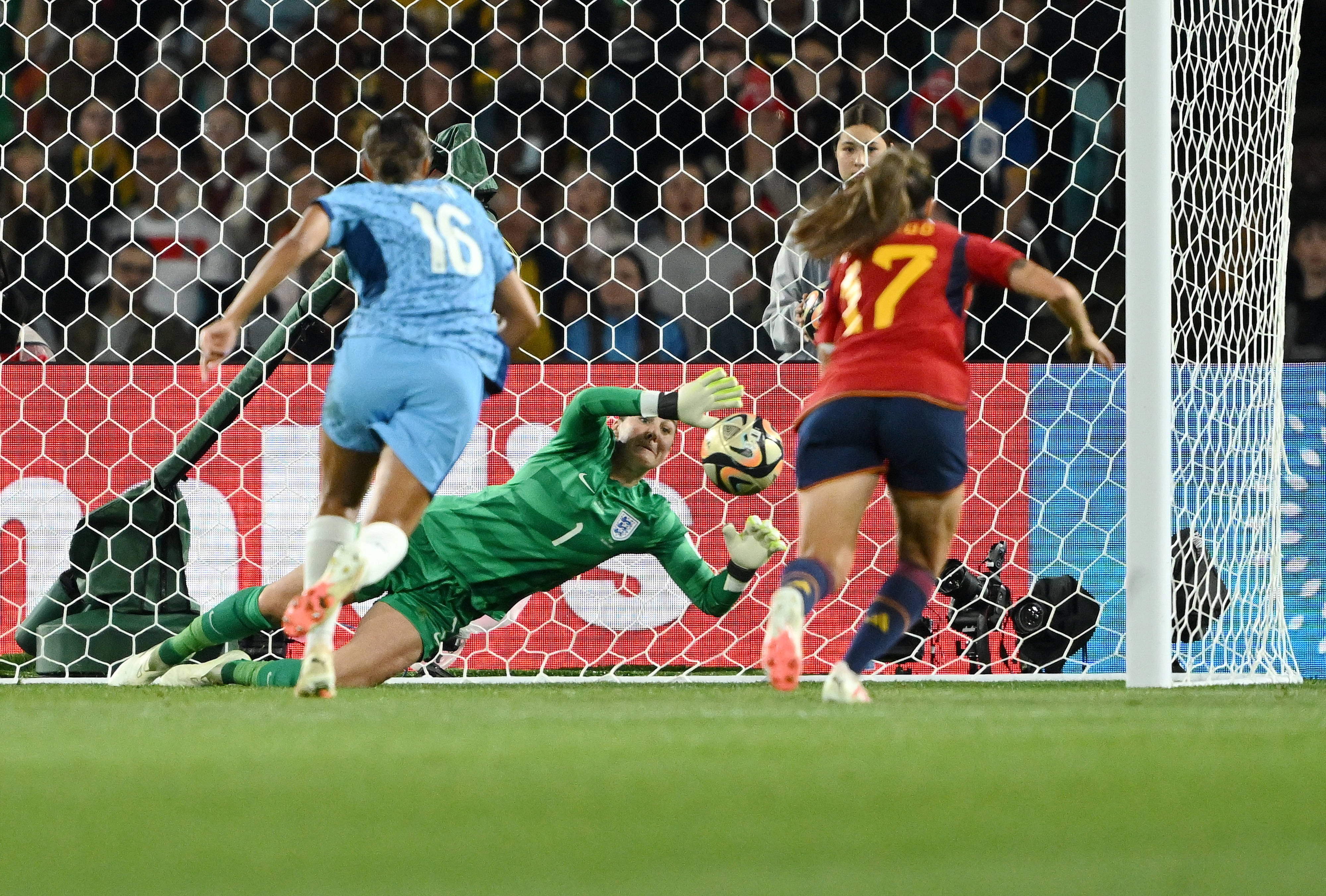 关于英格兰队力克中国队，梁靖崑高光表现的信息