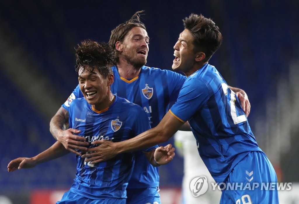 包含UlsanHyundai豪取四连胜，领跑小组的词条