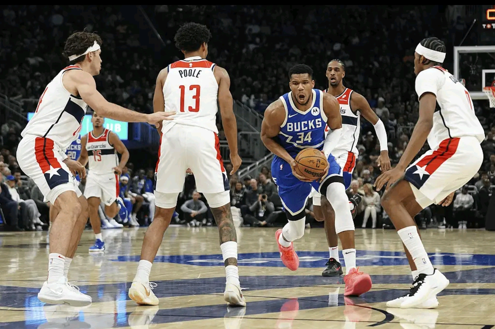 雄鹿鏖战骑士，东契奇带队取胜