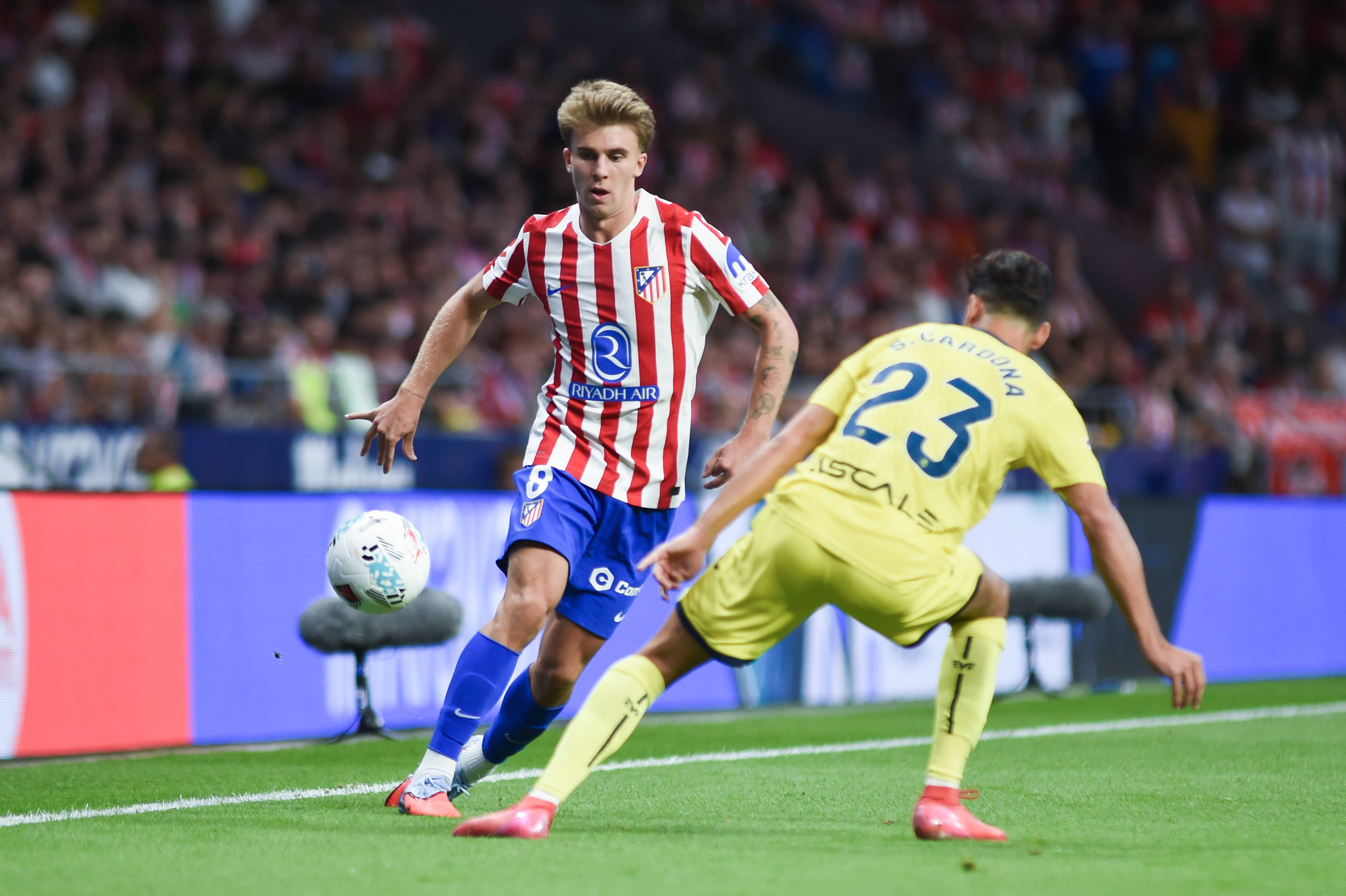 包含马德里竞技球员赛后庆祝胜利，士气高昂的词条