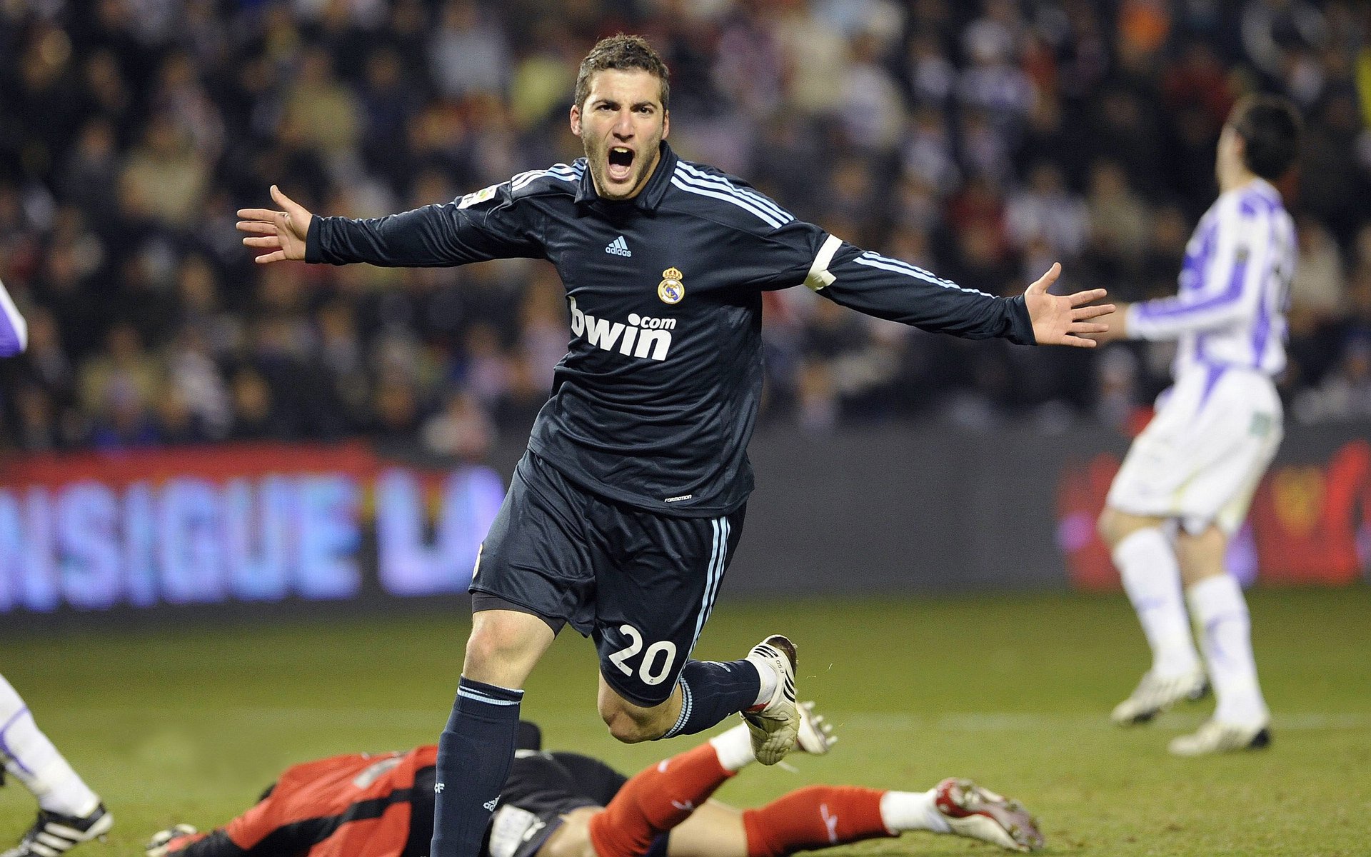 利拉德关键三分如魔术，湖人客场带走胜利