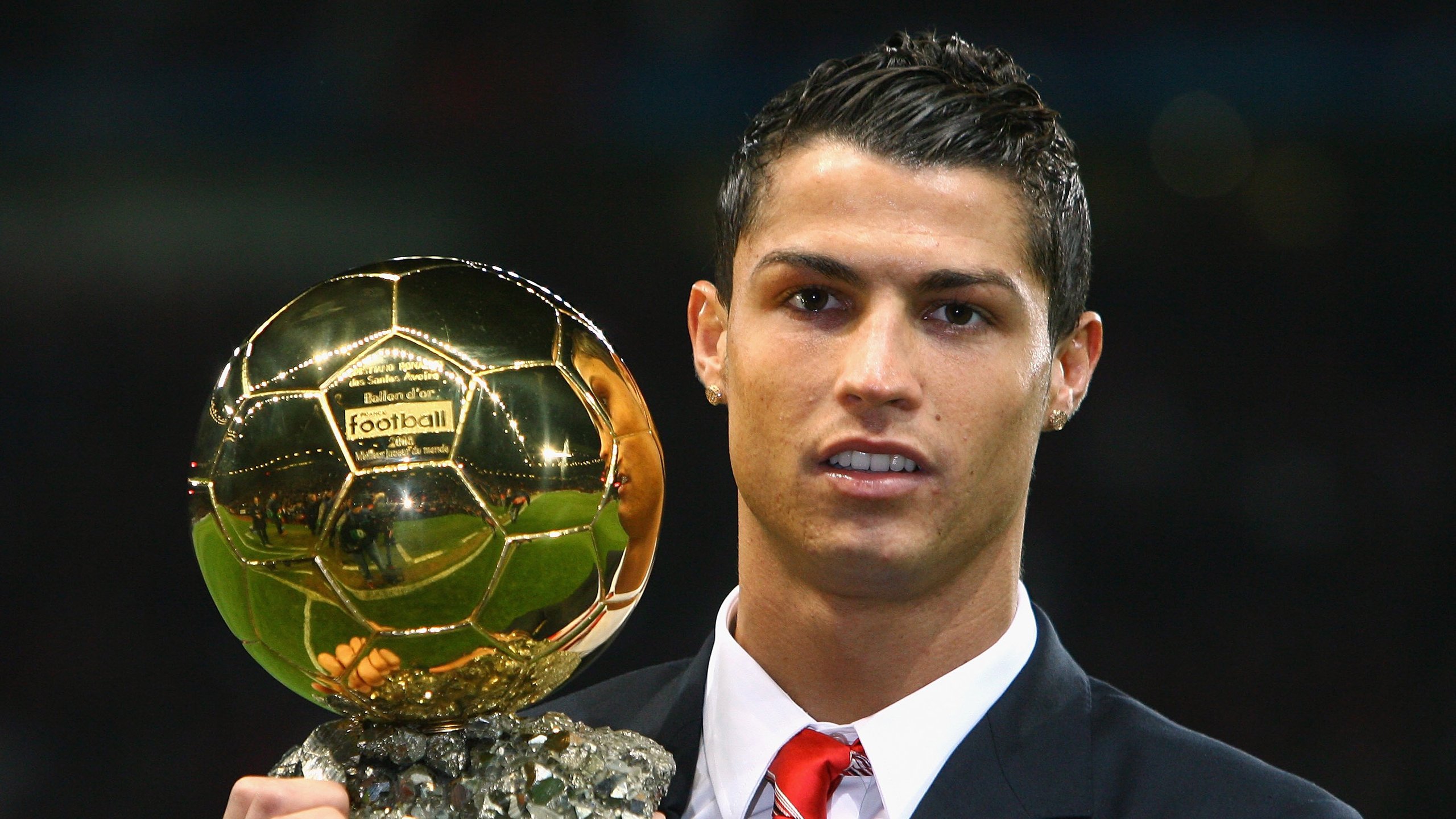 赛道上的心跳,红牛险胜梅赛德斯,塞恩斯状态火热点燃赛季悬念