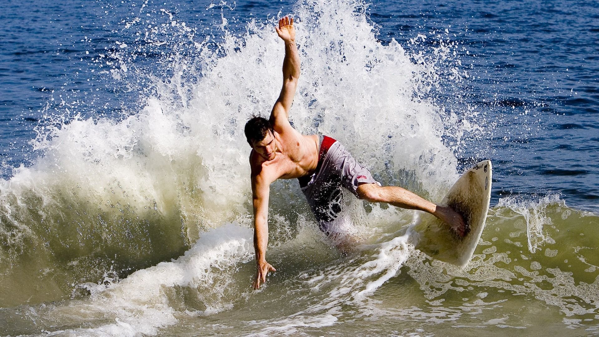 李梓嘉关键制胜，韩国队横扫印尼队展团队羽球新格局